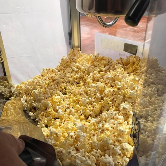Popcorn in the popcorn machine